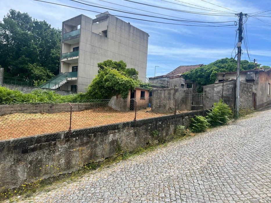 3 moradias em ruina inseridas num terreno de cerca de 500m2 com poço