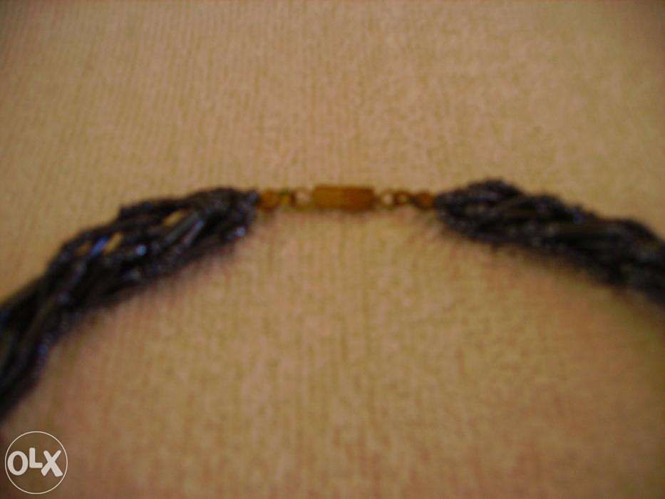 Colar cinzento, muito feminino e bonito! Como novo!