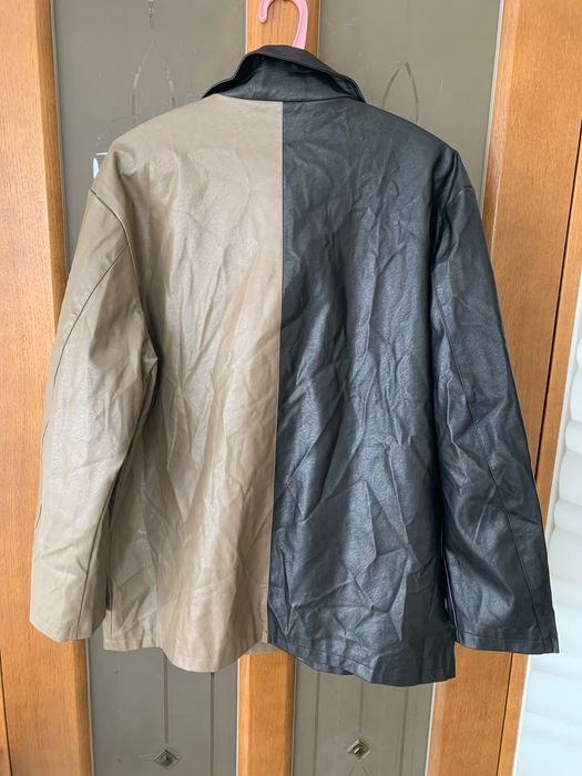 Двоколірна жіноча куртка з еко шкіри