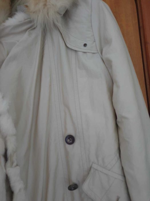 Casaco tipo gabardine, com gola de pelo