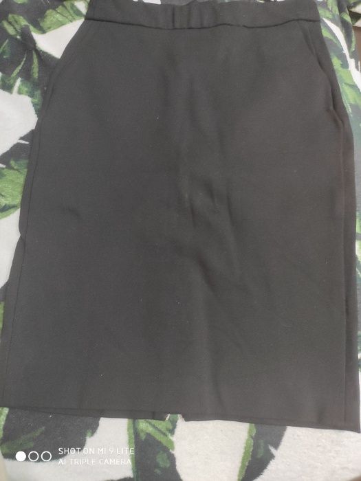 Piękna bandażowa seksowna spódnica Reserved 34 XS czarna z zamkiem