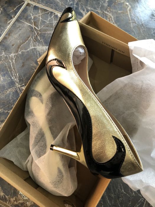 Sapatos senhora preto e dourado muito bonitos