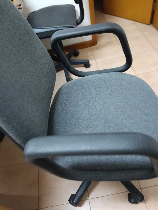 Cadeira de escritório ou quarto de cor cinza