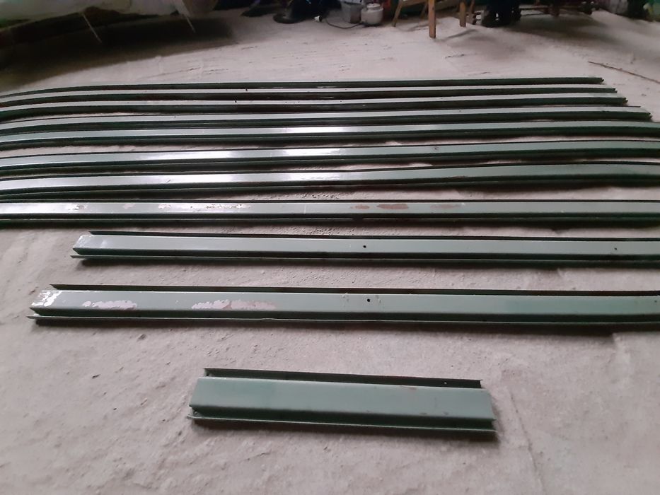 Металеве профільне кріплення на стіну..