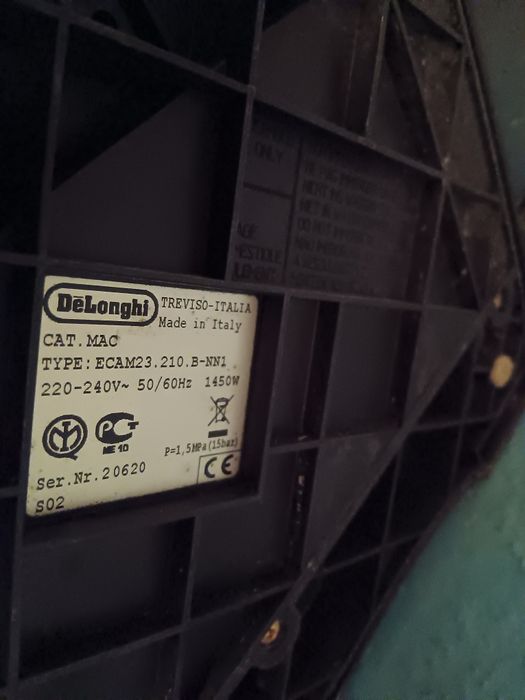 Máquina de café DELONGHI expresso automática a funcionar /CHAVES