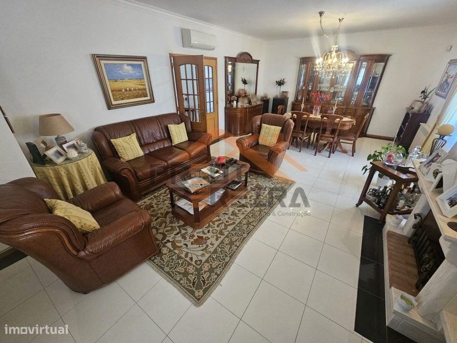 Situada no Bairro Casal dos Apréstimos, Ramada, moradia T5.