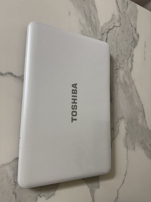 Laptop TOSHIBA bialy