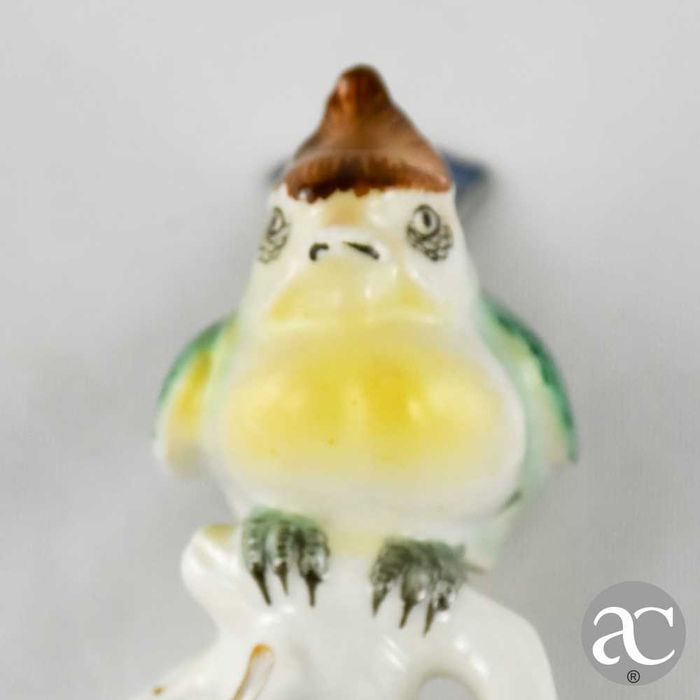 Figura de pássaro em porcelana europeia