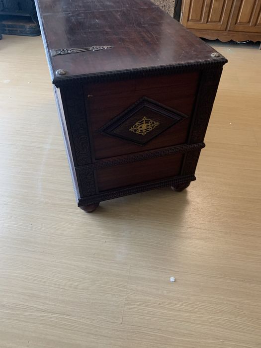 Arca de arrumação antiga em madeira