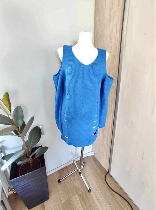 Sweter niebieski z dziurami dekolt rozmiar uniweresalny