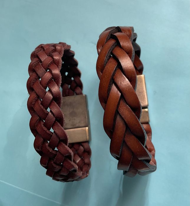 Pulseiras em pele entrelaçada castanha