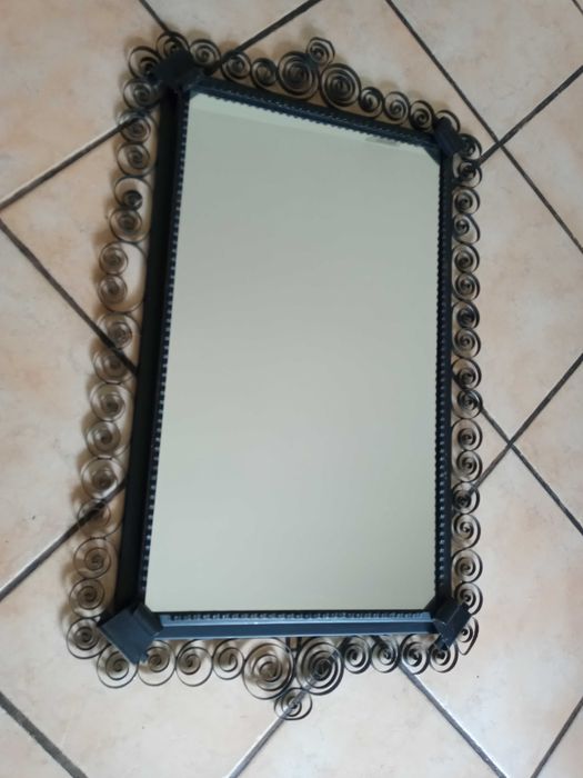 Duże lustro w metalowej ramie z okresu PRL