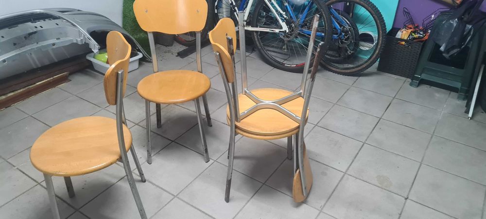 Cadeiras em madeira e metal