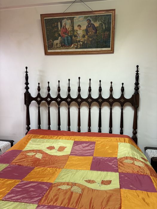 Conjunto de cama de casal, cómoda, duas cadeiras e dois espelhos