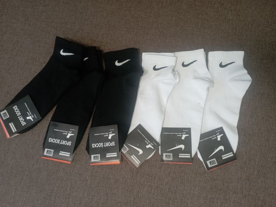 Шкарпетки Nike високі та середньої висоти.