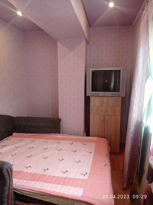 Подобово погодинно 2х кім квартир 6місць вода є постійно перший поверх