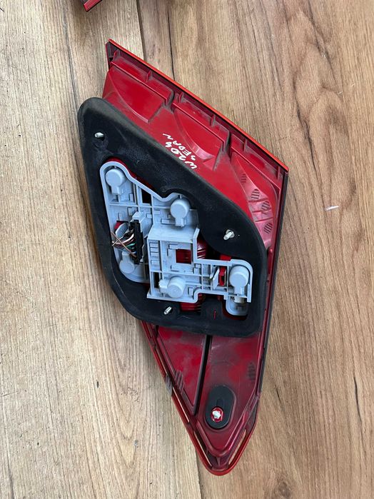 Lampa tylna lewa prawa Mercedes W204 Sedan