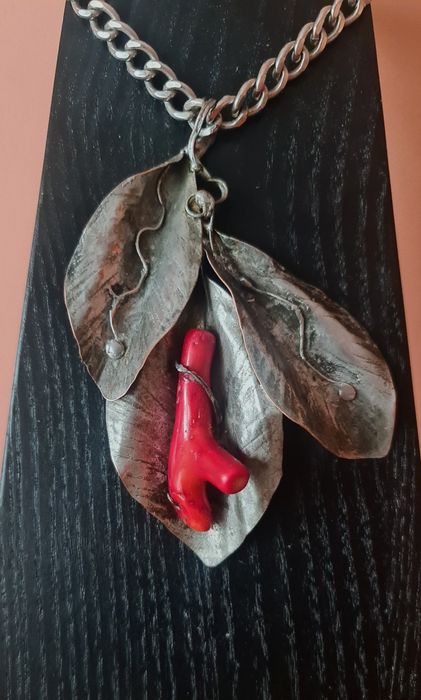 Piękny artystyczny wisior z naturalnym koralem