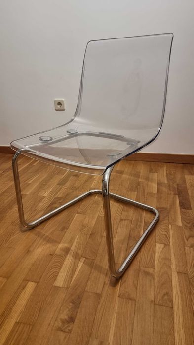 Cadeira em acrílico e metal lacado.