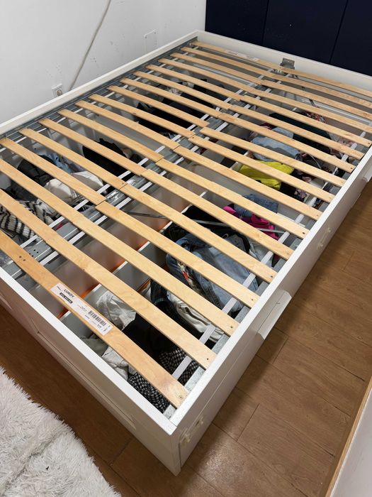 Cama de casal em bom estado.