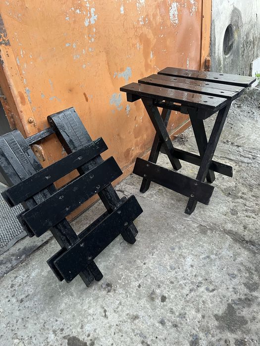 Чорні розкладні табурети