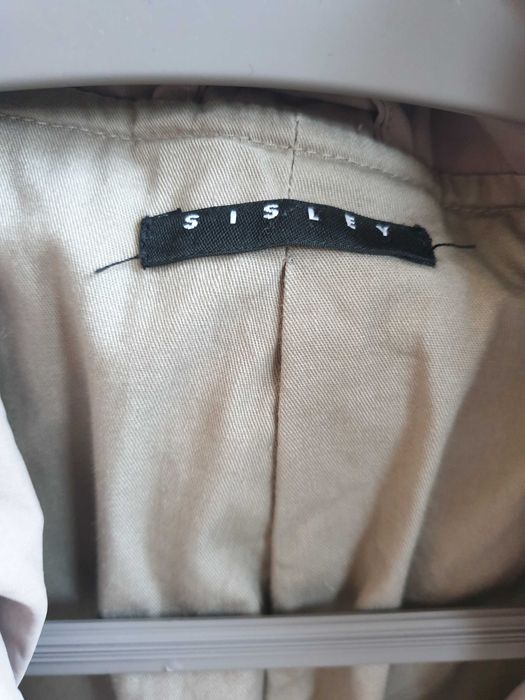 Beżowy płaszcz trencz z drapowanym kołnierzem Sisley 36 38