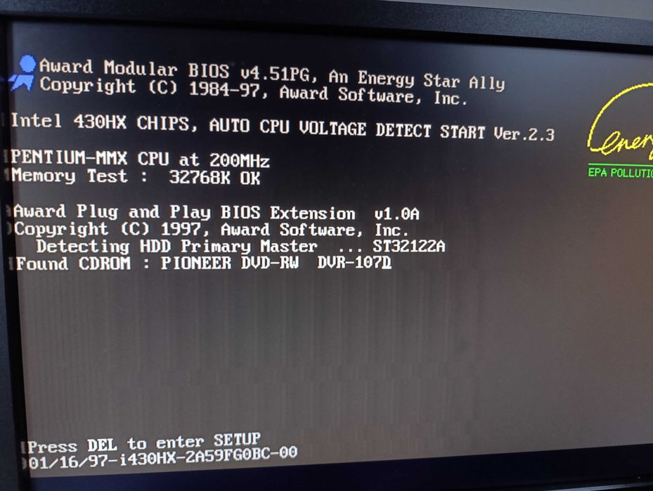 Stary komputer z procesorem Intel Pentium I MMX 200Mhz retro