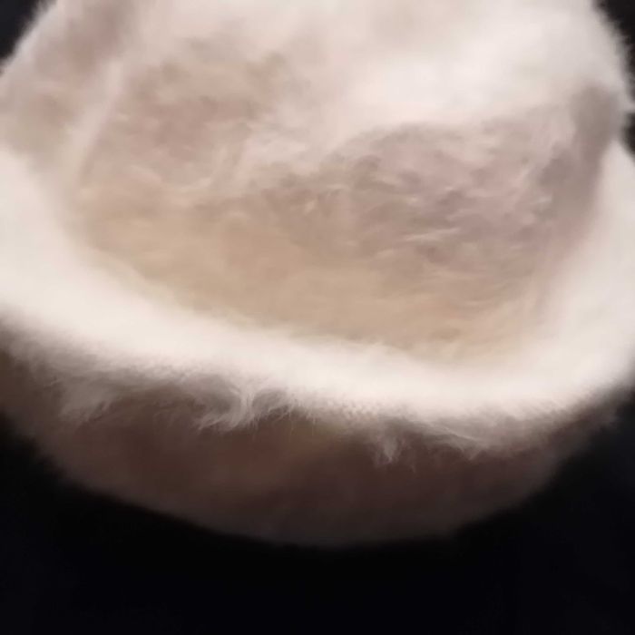 Czapka toczek w kremowym kolorze