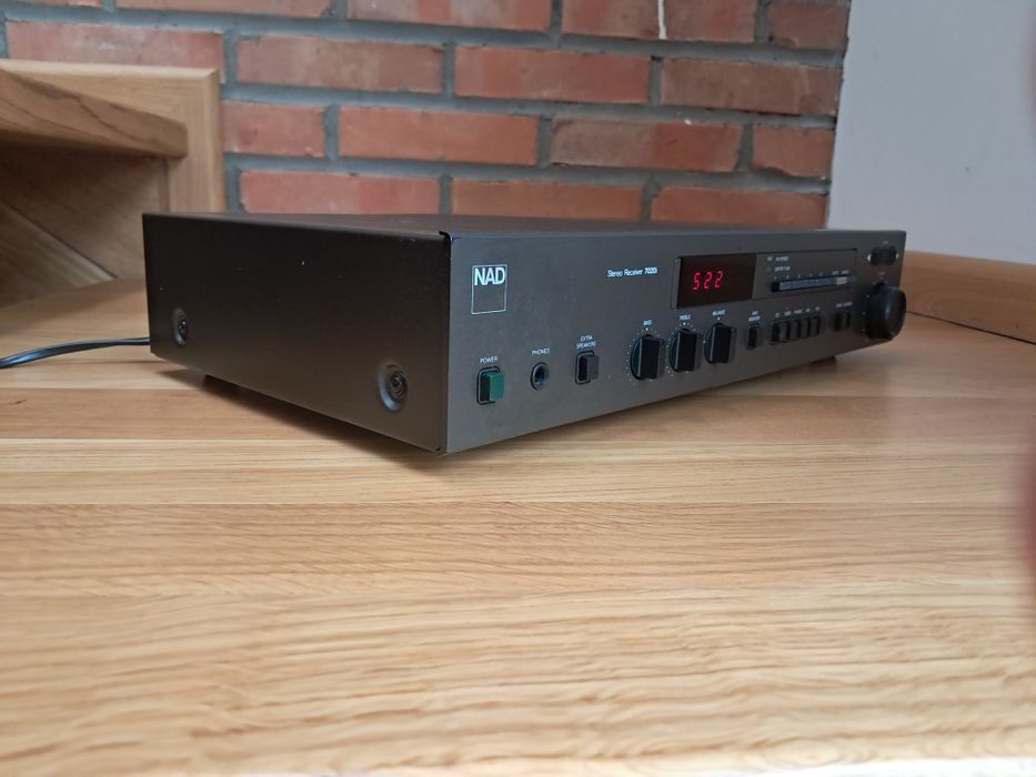 Amplituner NAD 7020i