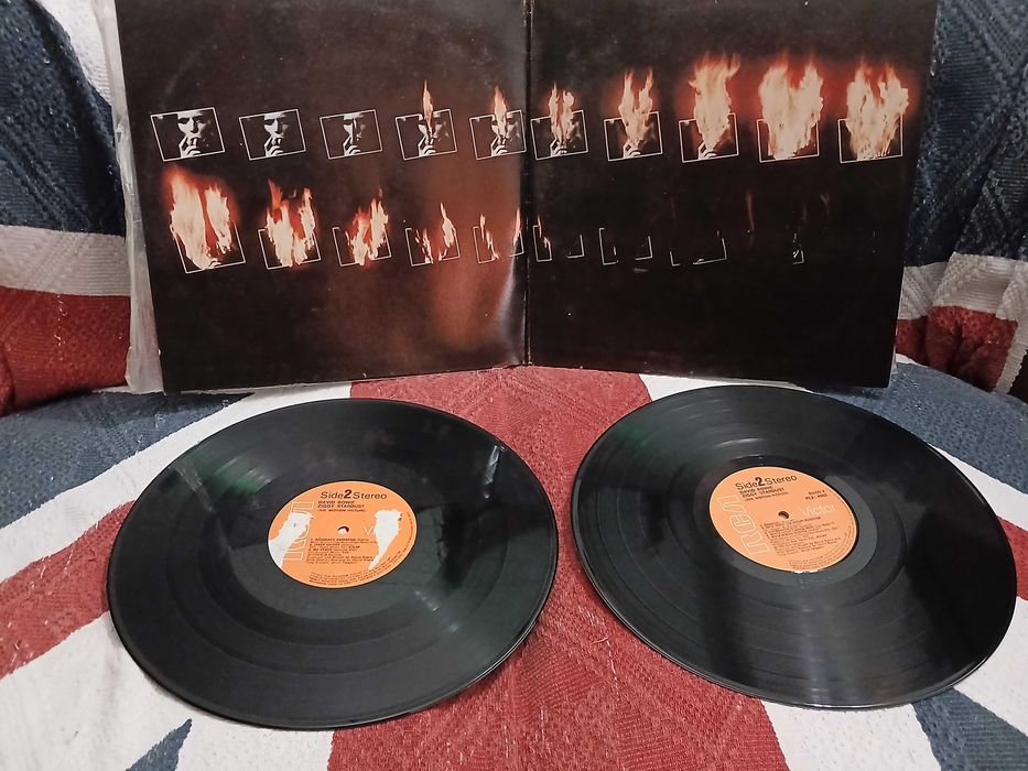 Disco Duplo em VINIL LP da Lenda David Bowie ( ZIGGY STARDUST ) Usado mas em bom estado apenas desgaste no label de um dos discos.