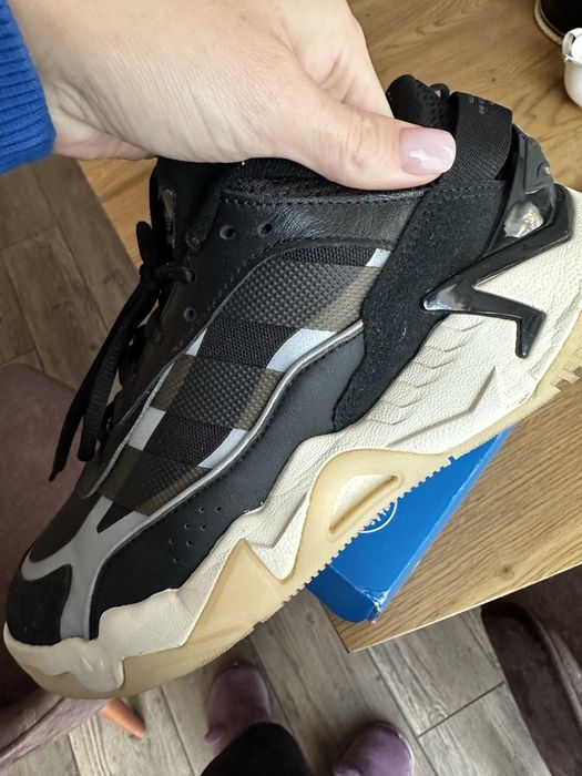 Кросівки adidas вдягнуті раз, маломірки, 23,5-24 см устілка