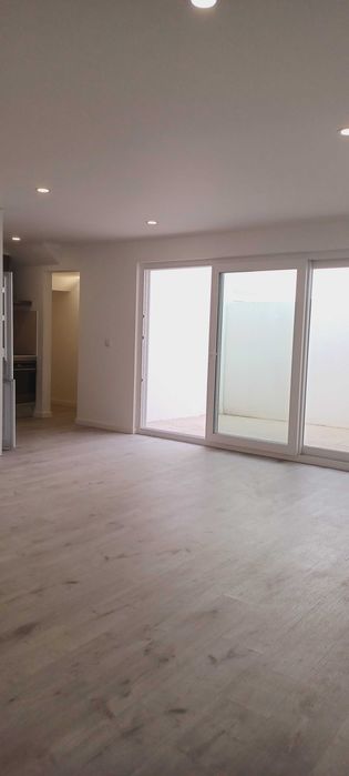 Arrendamento T3 duplex - cozinha semi-equipada, sem mobília, com logradouro e parqueamento - Alhos Vedros