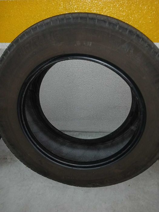 Pneu Michelin primacy 3 215/60/16 usado a meio uso