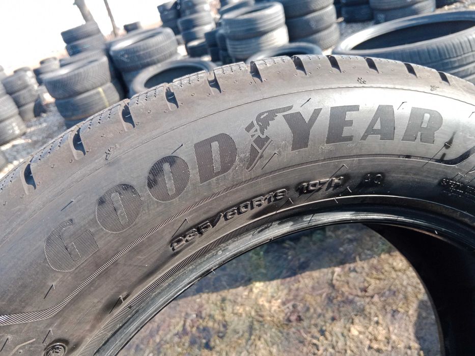 Opona używana 235/60R19 Goodyear Ultra Grip Performance + SUV 1szt.