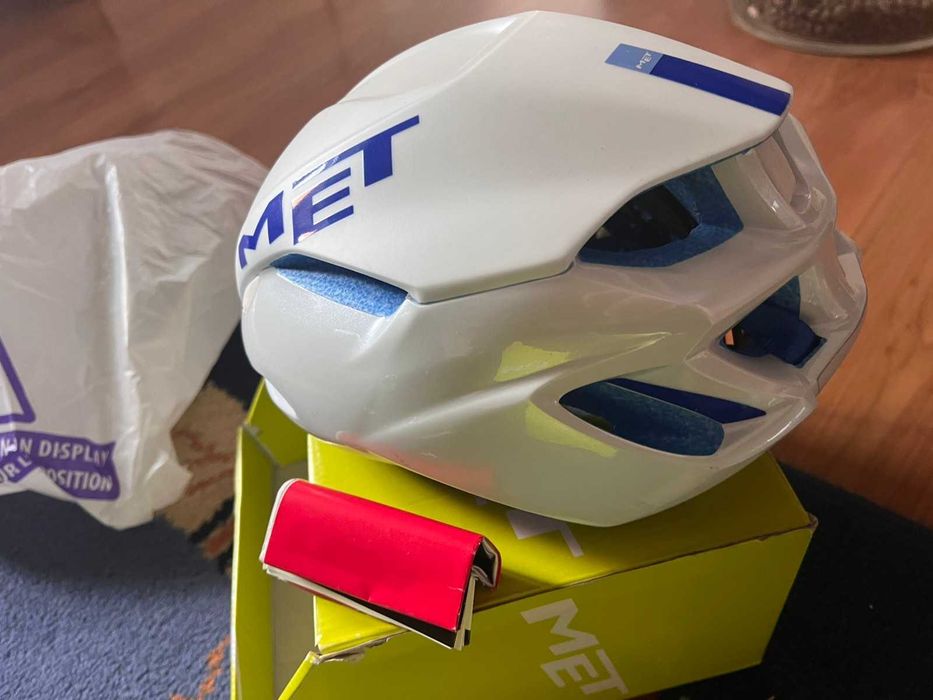 Kask rowerowy MET Manta White Blue logo