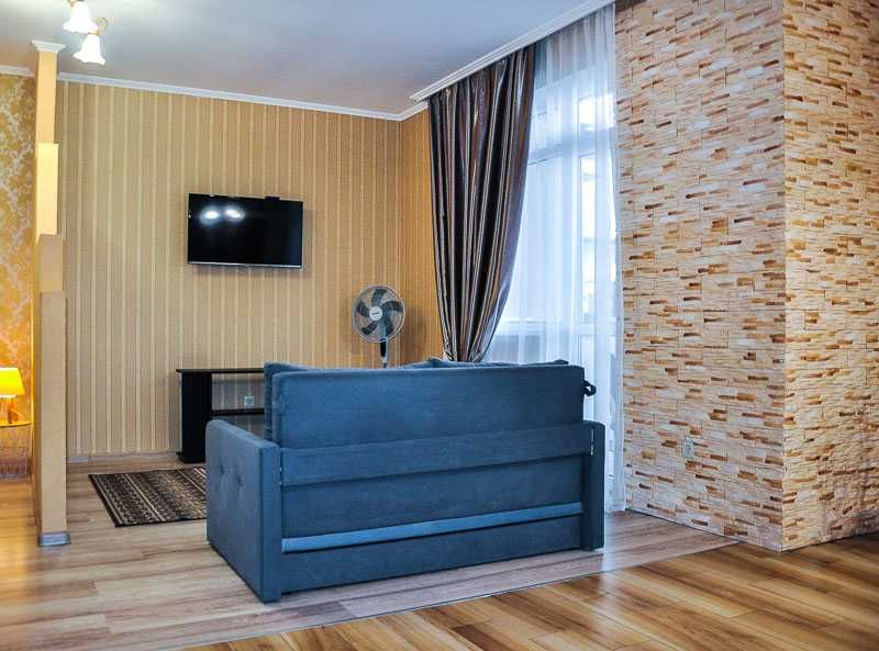 Центр. Подобово. Світло є завжди.Велика 1-кімнатна квартира.