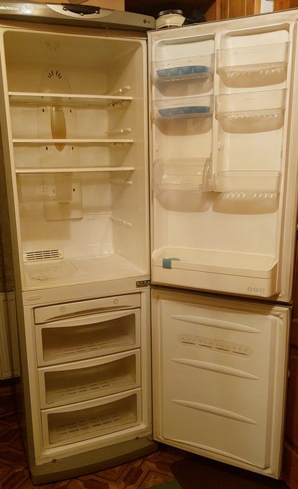 Холодильник LG в доброму стані