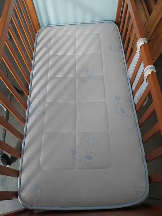 Cama de bebé personalizada com colchão semi-novo