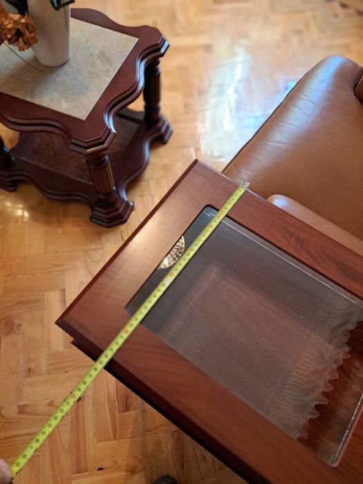 Mesa de apoio e vitrine de lembranças