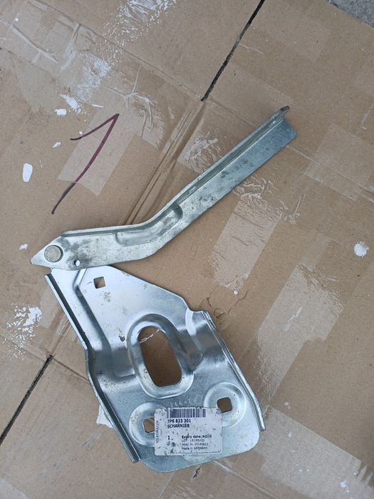 Петлі завіси капота Volkswagen Touareg