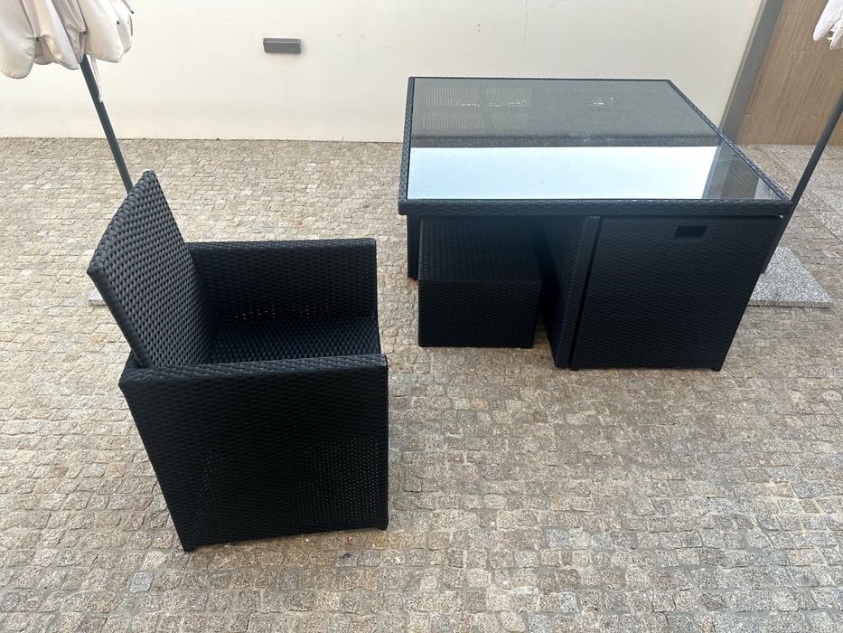 Mesa Exterior com Cadeiras e Bancos