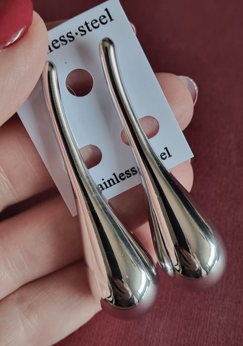 Brincos prateados, em aço, da gota/lágrima.  Super leves.