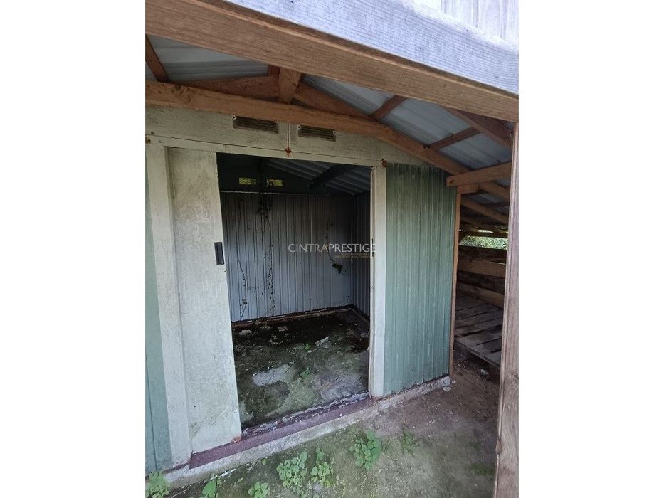 Casa implantada em terreno de 2200 m2 em pleno Pinhal de Colares