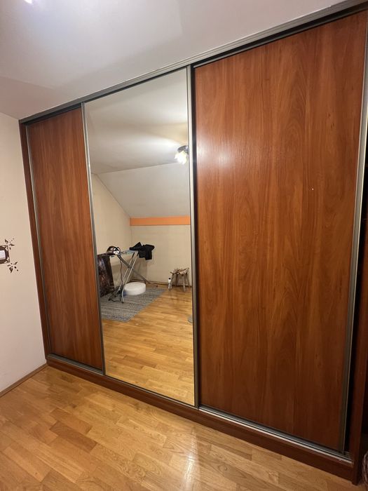 Duza szafa z drzwiami przesuwnymi