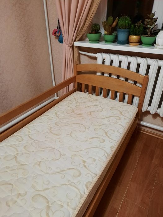Ліжко дерев'яне світле