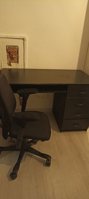 Biurko czarne (120x60) z szufladami i wysuwaną półka + fotel gratis