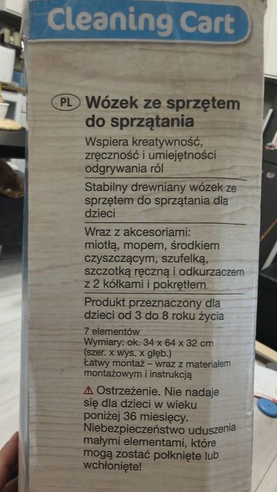 Wózek że sprzętem do sprzatania