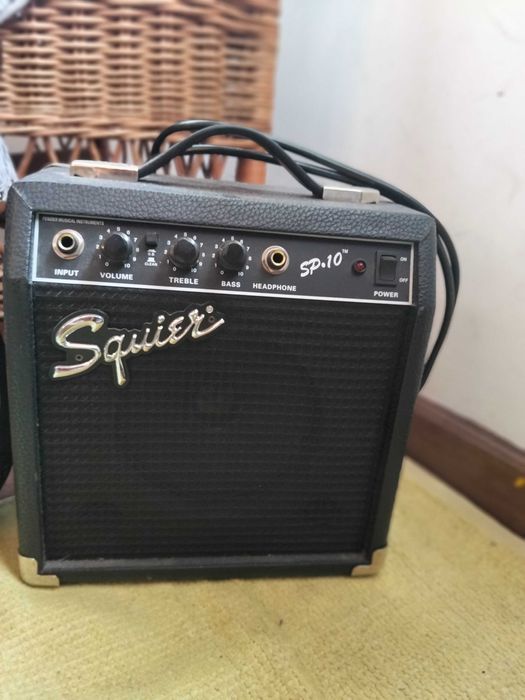 Guitarra Elétrica Squier Strat + Amplificador