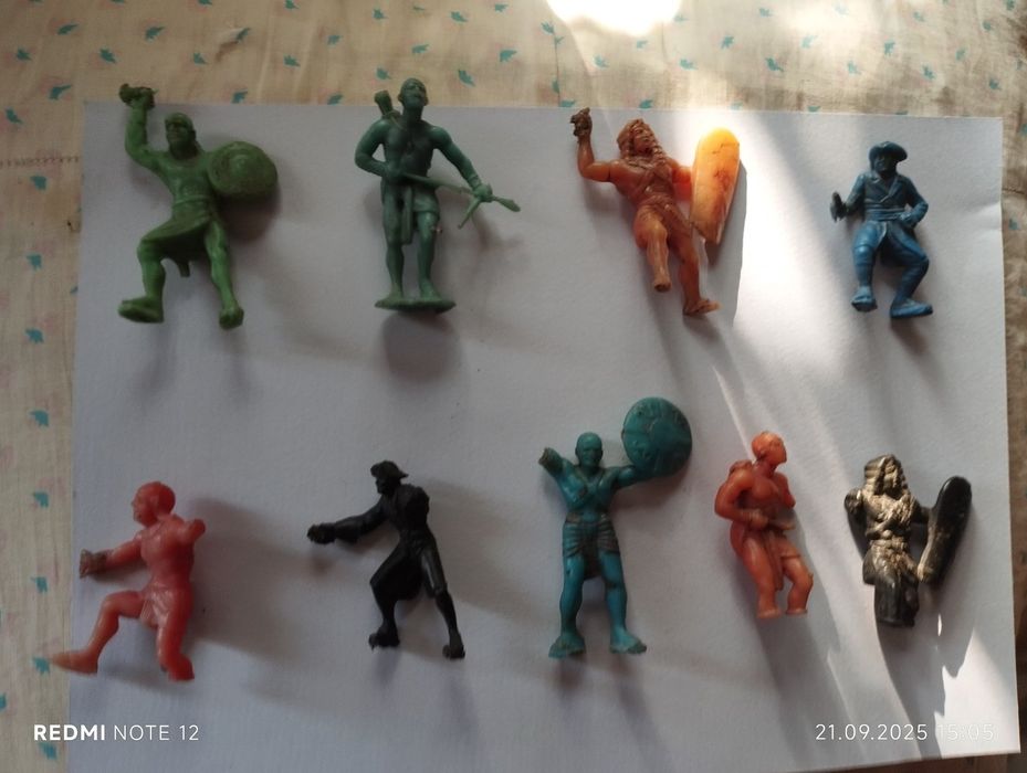 Солдати армії дзі різнокольорові