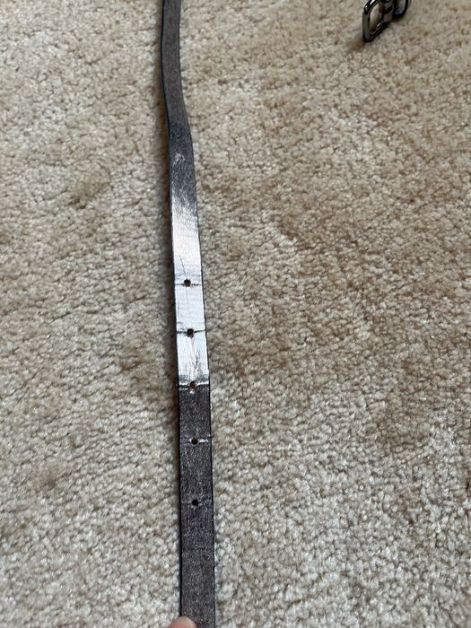 Srebrny wąski pasek z metalową klamra